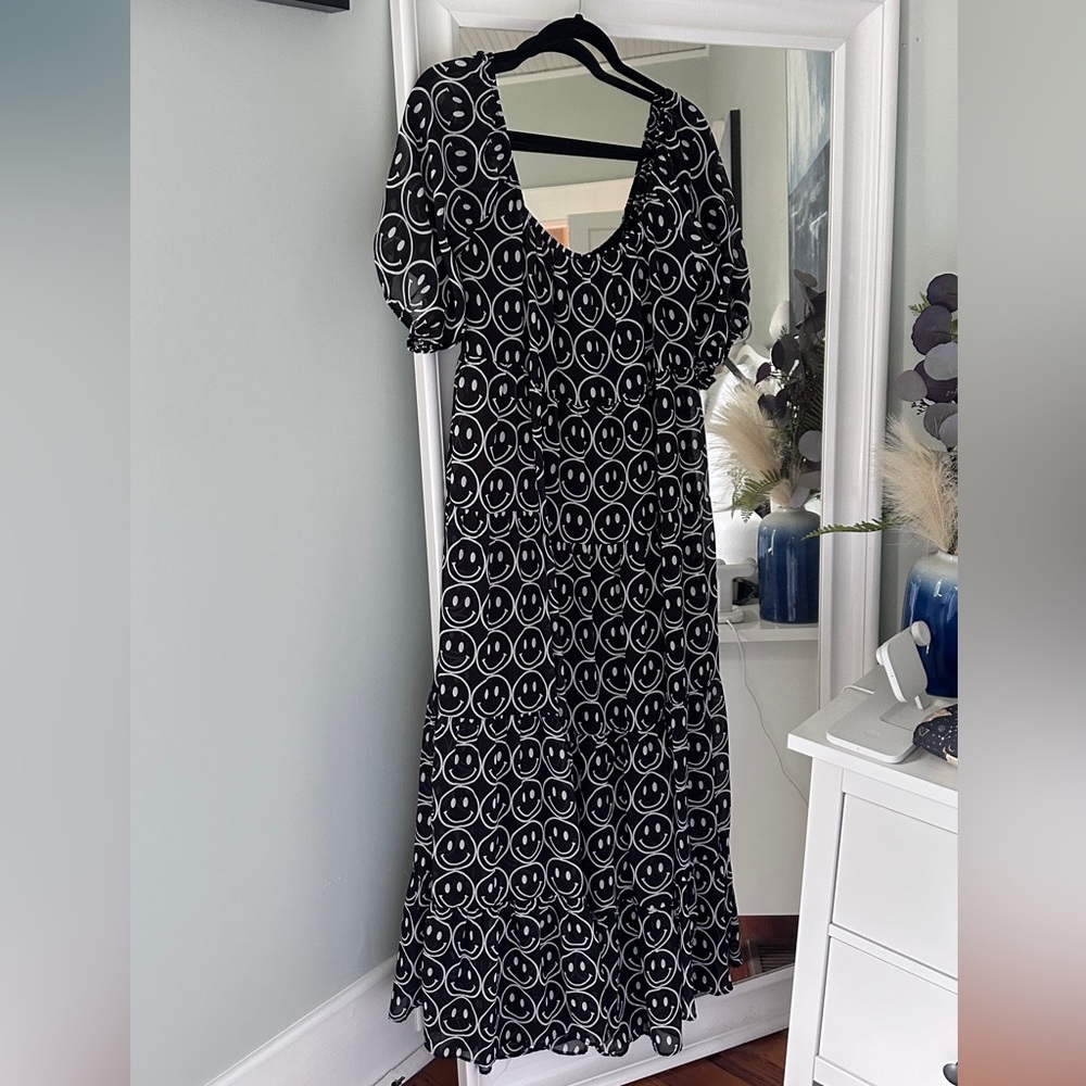 Chic Black and White Smiley Dress - Picture 4 of 8